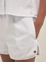 Short de algodón de tejido seersucker, con cintura elastizada y bolsillos laterales.