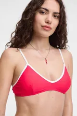 Top de bikini color rojo con contorno blanco y tirantes finos.