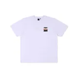 Remera blanca de manga corta con estampado pequeño en el pecho.