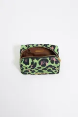 Neceser pequeño de nylon color negro con estampado de flores y cactus. Tiene cierre con cremallera dorada, logo metálico de la marca y bolsillo interior.