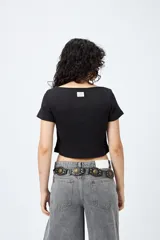 Remera cropped negra de ribb con escote cuadrado y manga corta.