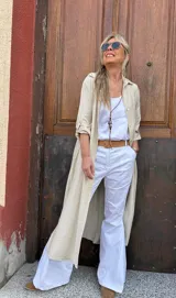 Pantalón blanco de algodón con lycra, estilo sastrero y corte acampanado.