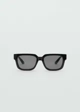 Gafas de sol negras con montura cuadrada de pasta y lentes grises.