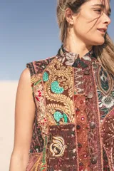 Chaleco bordado a mano con flores y mostacillas al estilo hindú, de corte amplio.