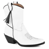 Bota de cuero negra con detalles en marrón, de estilo texano, con puntera afilada y bordados decorativos en el empeine. Presenta un tirador lateral con flecos y un ribete marrón en la parte superior.