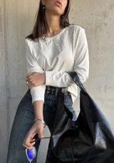 Remera blanca de algodón con cuello redondo y bordado con calados en el escote.