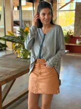 Sweater celeste de tejido fino de viscosa, con detalle de tira vertical de cuero ovino color camel en el centro. De corte holgado y manga larga.