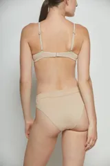 Bombacha vedetina clásica color beige de algodón y lycra.