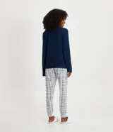 Pijama largo de dos piezas: blusa de manga larga con cuello en V y pantalón con estampado de cuadros grid.