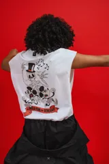 Sudadera sin mangas de calce oversize, color blanco, confeccionada en algodón premium. Presenta un estampado frontal con una calavera con sombrero de copa y dos personajes estilo Mickey Mouse, con el texto "CHILLED & BONE".