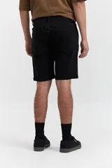 Bermuda de jean negra con dobladillo y corte a la rodilla.
