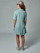 Vestido verde musgo con cuello camisero, manga corta y corte evasé.