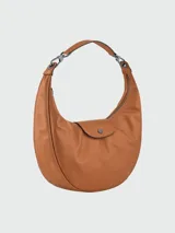 Bolso de hombro Longchamp modelo Le Pliage Xtra, color camel/marrón claro, con forma curva y cierre de solapa con broche.