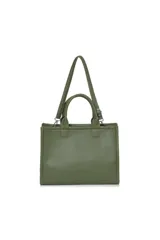 Bolso tipo tote de color verde militar, con doble asa corta y correa larga extraíble y ajustable. Tiene textura granulada y letras en relieve con la palabra "FEARLESS".