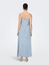 Vestido largo celeste de denim con breteles finos y escote en V.