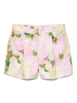 Short sastrero tiro medio con pinzas, confeccionado en tejido plano con mezcla de viscosa y nailon. Diseño con bolsillos delanteros y cierre de gancho y cremallera.