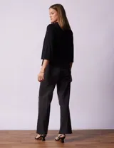 Blusa negra de seda fría, marca Rio & Rian, con escote en V y aplique de crochet en la parte delantera.