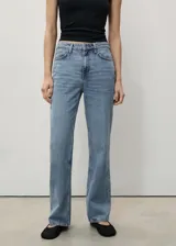 Pantalón de jean celeste de corte recto, tiro medio y cinco bolsillos.