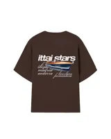 Remera amarilla de corte holgado con estampado trasero de un yate y texto con nombres de ciudades.