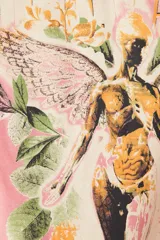 Remera rosa de algodón con corte oversized, cuello redondo y mangas cortas. Estampado frontal con el logo de Nirvana y la imagen de la portada del álbum In Utero.