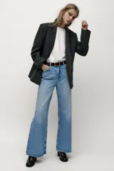 Pantalón de jean celeste de corte ancho, tiro alto y cinco bolsillos.