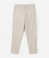 Pantalón relaxed de hombre confeccionado en tejido oxford de algodón color beige, con trabillas en la cintura y cordón para lazo.