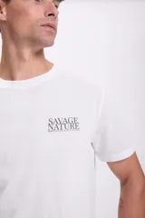 Remera blanca de algodón con cuello redondo y estampado pequeño en el pecho con la frase "Savage Nature".
