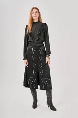 Falda midi negra con bordados y apliques de lentejuelas blancas.