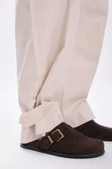 Pantalón casual balloon color beige con ajuste en la cintura.