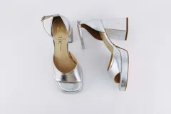 Sandalias de cuero color dorado con plataforma, tacón cuadrado y pulsera al tobillo.