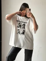 Remerón blanco de algodón con estampado de fotos en blanco y negro y texto en negro.