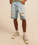 Bermuda de jean celeste con roturas y terminación desflecada.