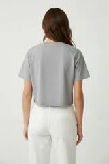 Remera negra de algodón con estampado de un plato de panqueques con arándanos.