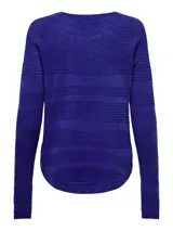 Sweater azul de punto con cuello redondo y mangas largas.
