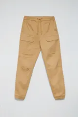 Pantalón cargo jogger color maíz claro, con bolsillos laterales y ajuste con cordón en la cintura.