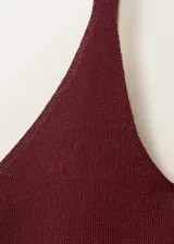Top corto de punto color borgoña, con breteles finos y escote en V.