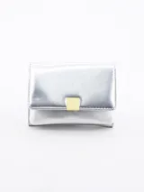 Billetera plateada con cierre y detalle en dorado, diseño minimalista.