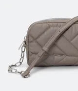 Bolso pequeño color gris con textura capitoneada, correa de cadena y cierre de cremallera.