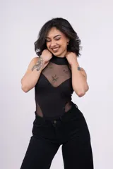 Body negro con cuello alto, mangas sisa y transparencias de tul en el escote y los laterales.