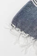 Lona de playa rectangular con diseño estampado a rayas rojas y blancas.