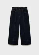 Pantalón de jean azul oscuro, corte cropped wide leg, tiro medio, con bolsillos delanteros y traseros, cierre frontal con cremallera y botón, y costuras a la vista.