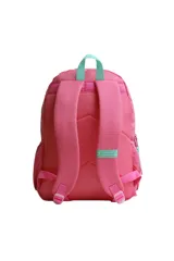 Mochila de color gris claro con detalles en rosa fucsia. Presenta un diseño con dos bolsillos frontales con cierre y tiras decorativas con el texto "TRENDY LIVE NOW". El cuerpo principal tiene un estampado en relieve de las letras "TR" o similar.