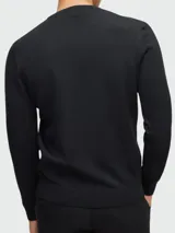Sweater negro de punto fino, marca Boss, corte slim fit y cuello redondo.