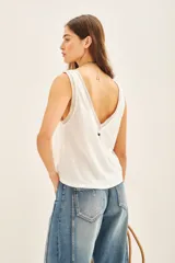 Remera blanca de lino y viscosa con moldería línea A y detalles en rib con lurex en escote y sisas.