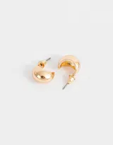 Aros argolla de metal dorado con forma de gota.