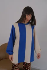 Buzo de mangas largas con diseño de bloques de color en marrón, gris y beige.