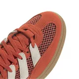 Zapatillas Adidas Handball Spezial color naranja con detalles en blanco y suela color caramelo.