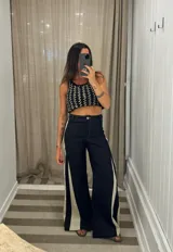 Top corto de tejido de punto en tonos beige y marrón claro, con diseño calado y escote redondo.