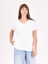 Remera blanca de mangas cortas y cuello en V con botones.