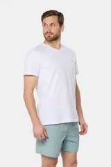 Short de baño azul vibrante, de corte clásico y largo medio, con cintura elástica y cordón ajustable. Cuenta con bolsillos laterales y suspensor de malla fina interior.